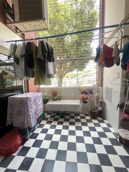 427 Hougang Avenue 6 HDB Flat For Sale at S$ 1,000,000 | PropertyGuru Singapore - Balcony