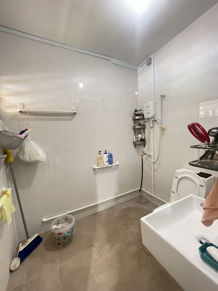 427 Hougang Avenue 6 HDB Flat For Sale at S$ 1,000,000 | PropertyGuru Singapore - Bathroom