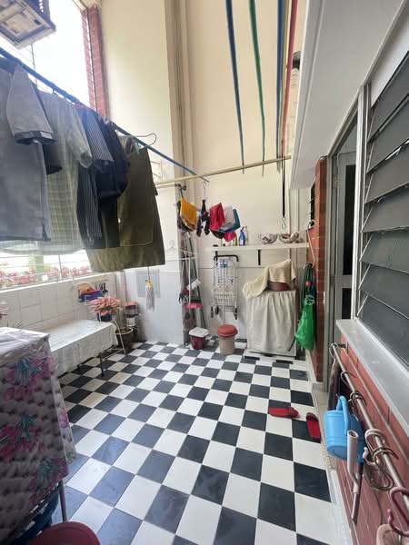 427 Hougang Avenue 6 HDB Flat For Sale at S$ 1,000,000 | PropertyGuru Singapore - Balcony