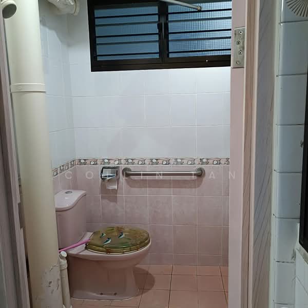 523 Ang Mo Kio Avenue 5 HDB Flat For Sale at S$ 458,000 | PropertyGuru Singapore - Bathroom