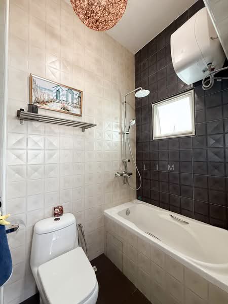 130 Edgedale Plains HDB Flat For Sale at S$ 650,000 | PropertyGuru Singapore - Bathroom