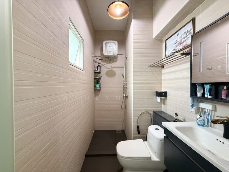 130 Edgedale Plains HDB Flat For Sale at S$ 650,000 | PropertyGuru Singapore - Bathroom