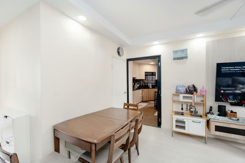 296A Compassvale Crescent HDB Flat For Sale at S$ 580,000 | PropertyGuru Singapore - Dining Room