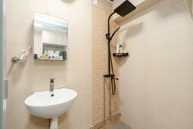 296A Compassvale Crescent HDB Flat For Sale at S$ 580,000 | PropertyGuru Singapore - Bathroom