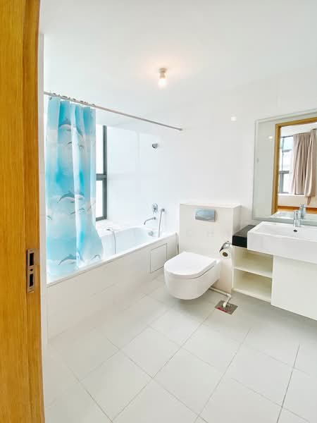 One Oxley Rise Apartment For Sale at S$ 1,650,000 | PropertyGuru Singapore - Master Bathroom