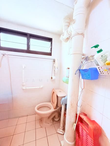 322 Ang Mo Kio Avenue 3 HDB Flat For Sale at S$ 520,000 | PropertyGuru Singapore - Bathroom