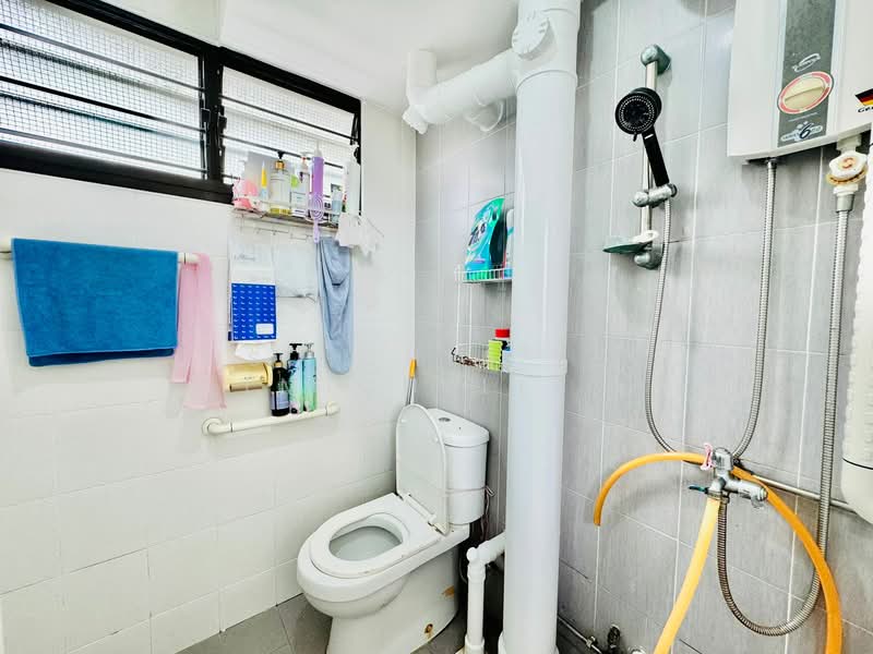 535 Jurong West Street 52 HDB Flat For Sale at S$ 428,000 | PropertyGuru Singapore - Bathroom
