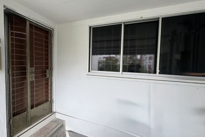 285 Tampines Street 22 HDB Flat For Sale at S$ 500,000 | PropertyGuru Singapore - Entrance