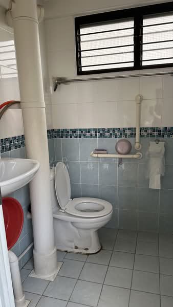 114 Potong Pasir Avenue 1 HDB Flat For Sale at S$ 470,000 | PropertyGuru Singapore - Bathroom