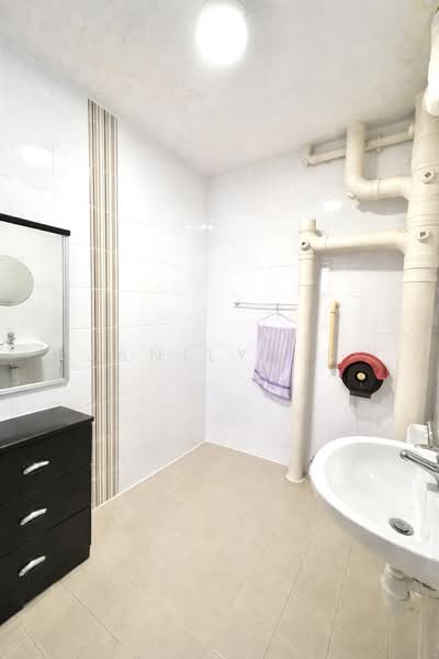 633 Hougang Avenue 8 HDB Flat For Sale at S$ 920,000 | PropertyGuru Singapore - Bathroom
