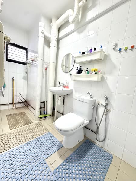 633 Hougang Avenue 8 HDB Flat For Sale at S$ 920,000 | PropertyGuru Singapore - Bathroom