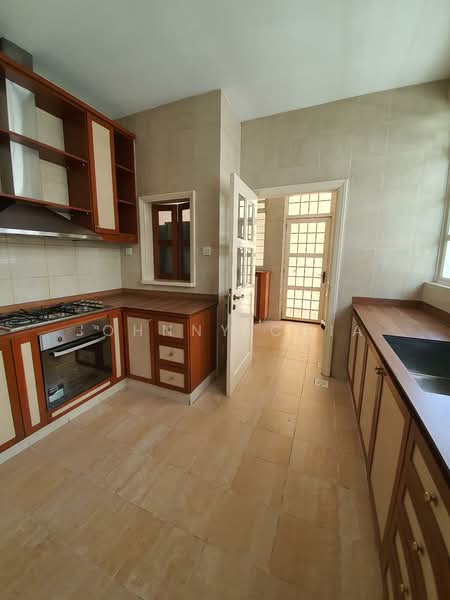 Woodgrove Estate, Cedarwood Grove, 6 Bedrooms, 6,458 sqft, Detached House For Rent, by Johnny Chia, 500094713 - Kitchen - PropertyGuru.com.sg