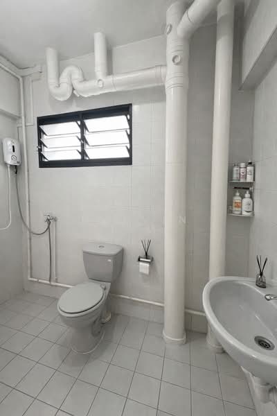 289E Bukit Batok Street 25 HDB Flat For Sale at S$ 618,000 | PropertyGuru Singapore - Bathroom