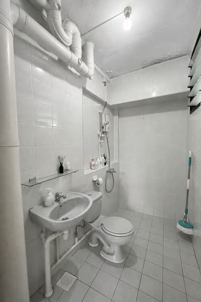 289E Bukit Batok Street 25 HDB Flat For Sale at S$ 618,000 | PropertyGuru Singapore - Bathroom