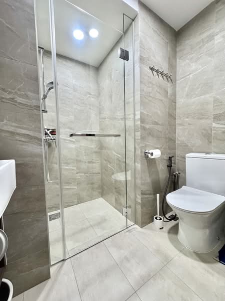 Riverfront Residences Condominium For Sale at S$ 1,580,000 | PropertyGuru Singapore - Bathroom