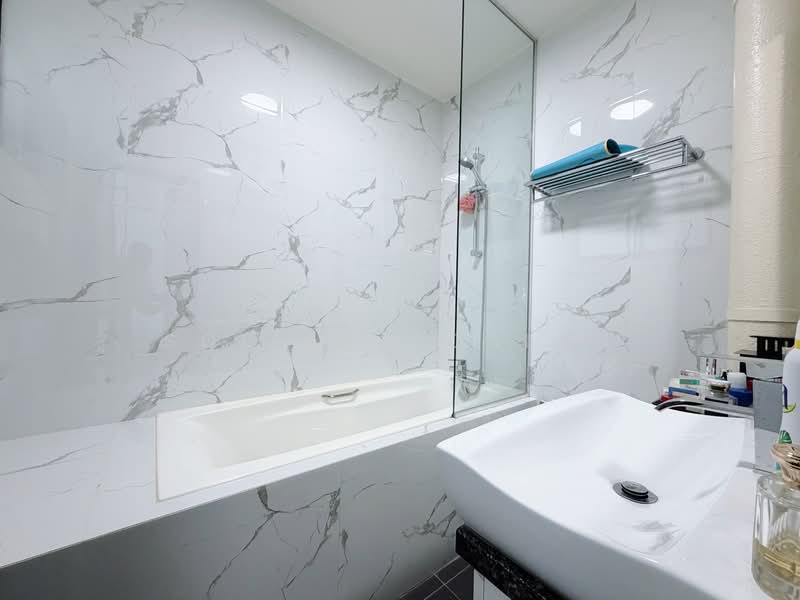 108 Lengkong Tiga HDB Flat For Sale at S$ 1,280,000 | PropertyGuru Singapore - Bathroom