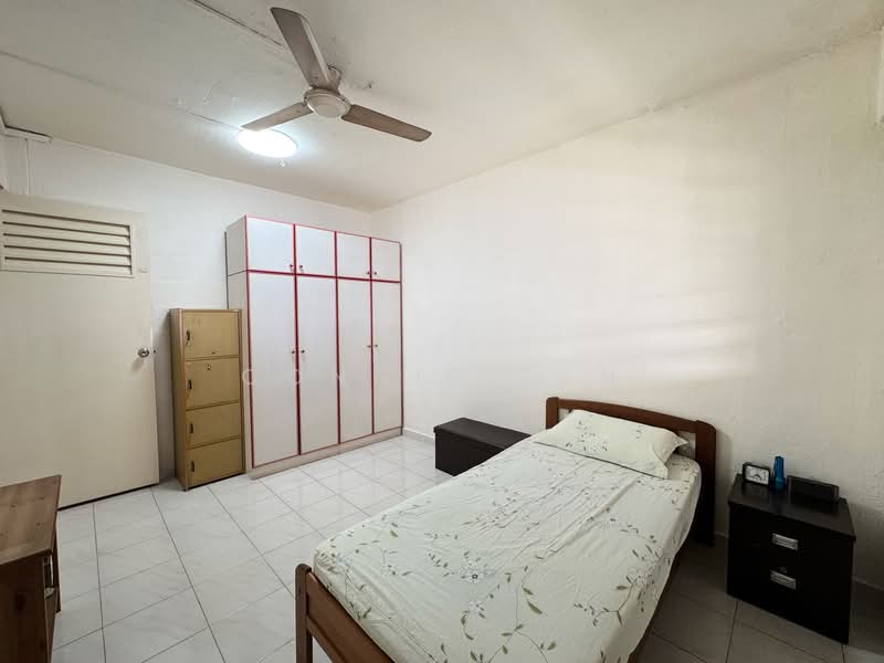 237 Yishun Ring Road HDB Flat For Sale at S$ 448,000 | PropertyGuru Singapore - Common Bedroom