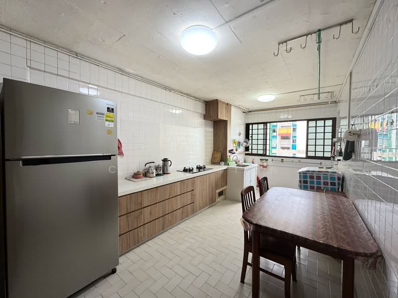 237 Yishun Ring Road HDB Flat For Sale at S$ 448,000 | PropertyGuru Singapore - Kitchen