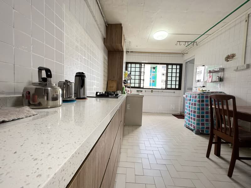 237 Yishun Ring Road HDB Flat For Sale at S$ 448,000 | PropertyGuru Singapore - Kitchen