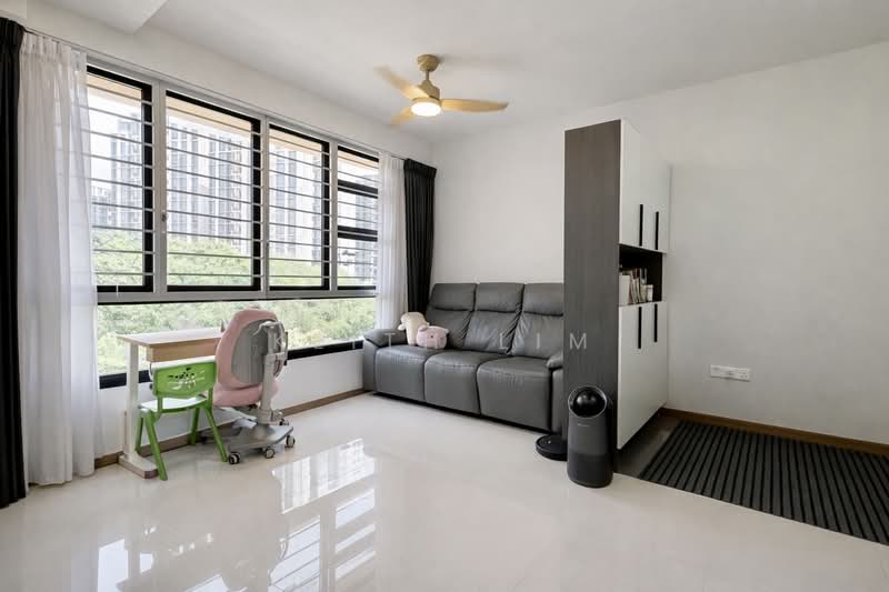 464B Bukit Batok West Avenue 8 HDB Flat For Sale at S$ 630,000 | PropertyGuru Singapore - Living Room
