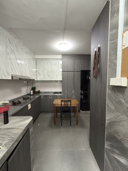 408 Jurong West Street 42 HDB Flat For Sale at S$ 800,000 | PropertyGuru Singapore - Kitchen