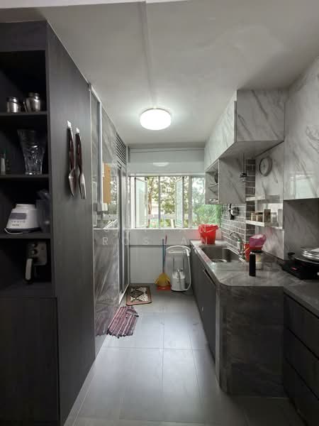 408 Jurong West Street 42 HDB Flat For Sale at S$ 800,000 | PropertyGuru Singapore - Kitchen