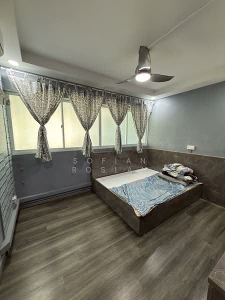 408 Jurong West Street 42 HDB Flat For Sale at S$ 800,000 | PropertyGuru Singapore - Bedroom