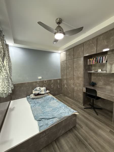 408 Jurong West Street 42 HDB Flat For Sale at S$ 800,000 | PropertyGuru Singapore - Bedroom