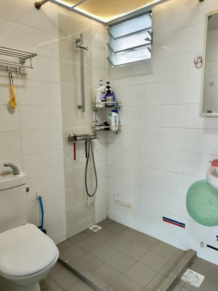 453B Bukit Batok West Avenue 6 HDB Flat For Sale at S$ 840,000 | PropertyGuru Singapore - Bathroom