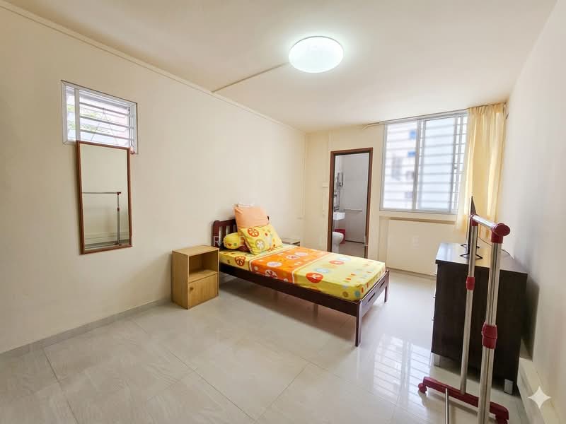 324 Serangoon Avenue 3 HDB Flat For Sale at S$ 799,000 | PropertyGuru Singapore - Master Bedroom