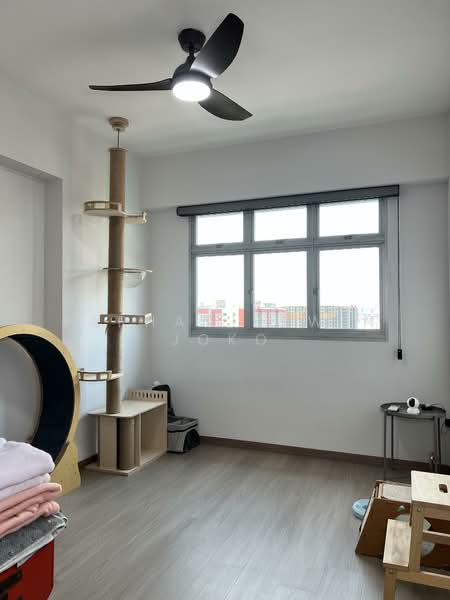 461B Bukit Batok West Avenue 8 HDB Flat For Sale at S$ 728,000 | PropertyGuru Singapore - Common Room