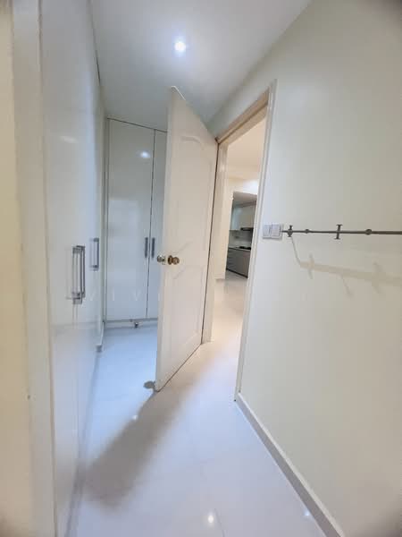 Tiara, 1 Kim Seng Walk, 2 Bedrooms, 893 sqft, Apartment For Rent, by Vivien Lou, 500094841 - Wardrobe @ Master Bedroom - PropertyGuru.com.sg