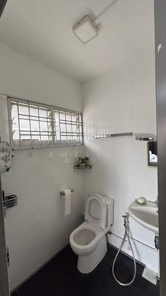 123 Mcnair Road HDB Flat For Sale at S$ 560,000 | PropertyGuru Singapore - Bathroom