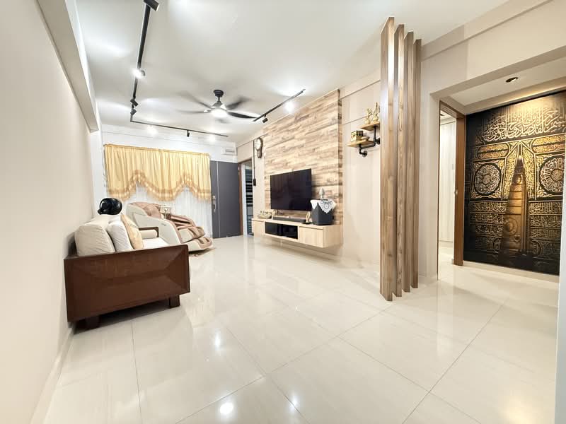 112 Tampines Street 11 HDB Flat For Sale at S$ 525,000 | PropertyGuru Singapore - Living Room