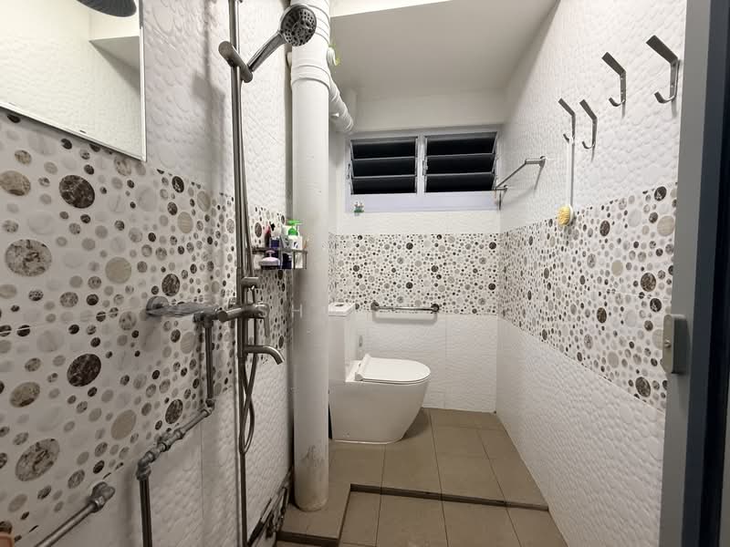 112 Tampines Street 11 HDB Flat For Sale at S$ 525,000 | PropertyGuru Singapore - Common Bathroom