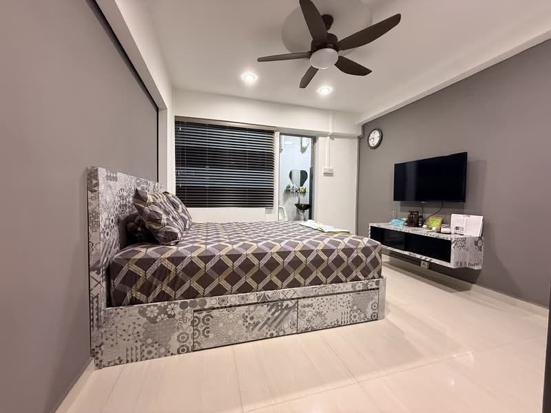 112 Tampines Street 11 HDB Flat For Sale at S$ 525,000 | PropertyGuru Singapore - Master Bedroom