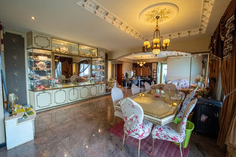 The Warren Apartment For Sale at S$ 2,800,000 | PropertyGuru Singapore - Dining Room