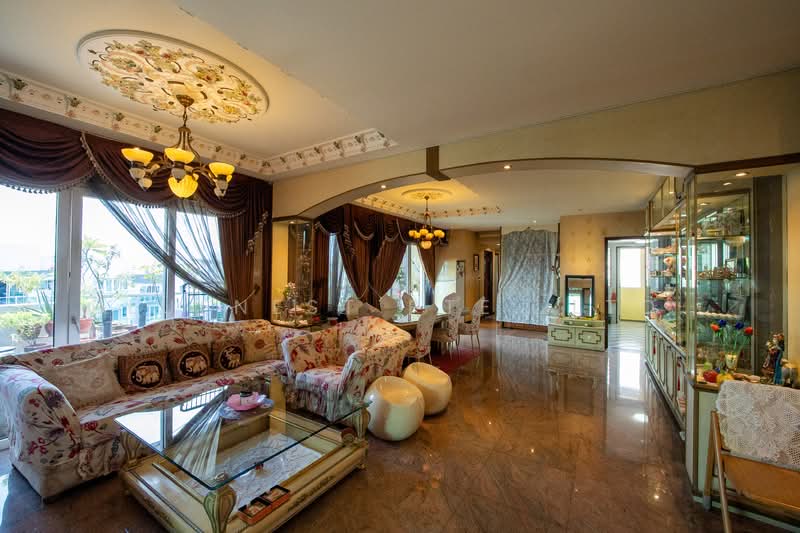 The Warren Apartment For Sale at S$ 2,800,000 | PropertyGuru Singapore - Living Room