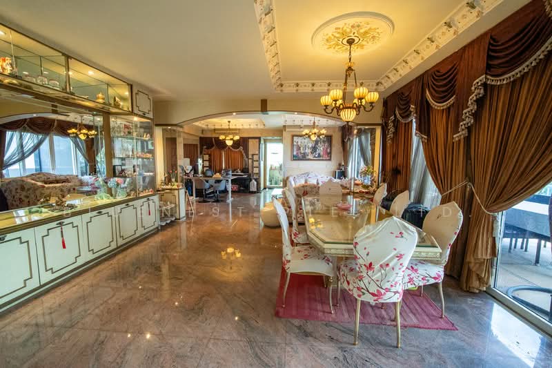 The Warren Apartment For Sale at S$ 2,800,000 | PropertyGuru Singapore - Living Room