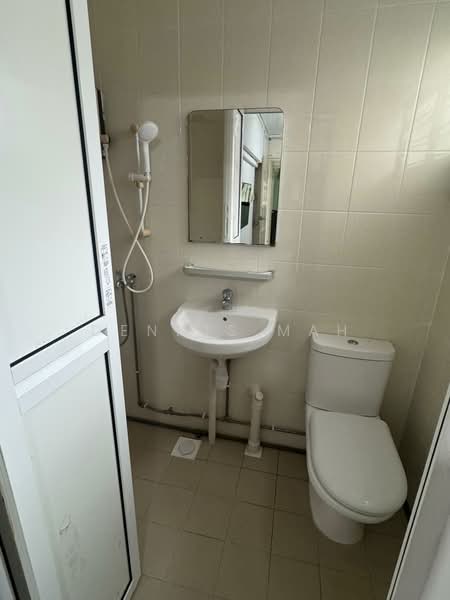 359 Bukit Batok Street 31 HDB Flat For Sale at S$ 420,000 | PropertyGuru Singapore - Bathroom