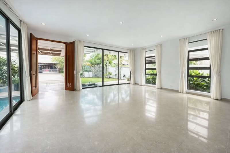 22 Dunsfold Drive - 2-storey bungalow with attic and pool, Dunsfold Drive, 6 Bedrooms, 5,000 sqft, Detached House For Rent, by Meriell Alexiz Kwek, 500094918 - Living Room - PropertyGuru.com.sg