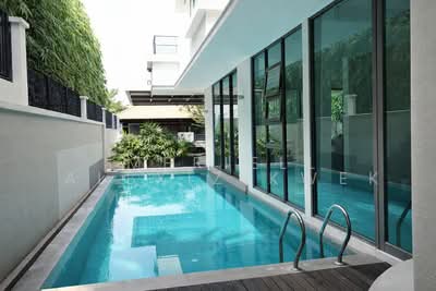 For Rent - 22 Dunsfold Drive - 2-storey bungalow with attic and pool