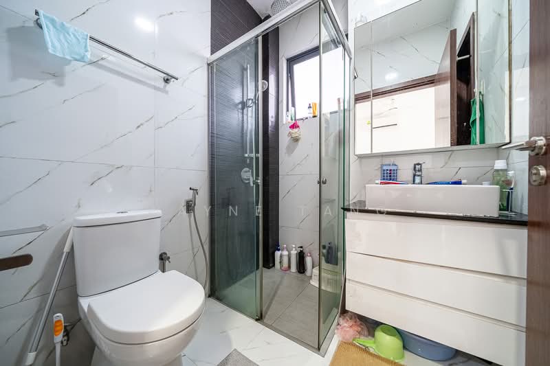 Urban Vista Condominium For Sale at S$ 980,000 | PropertyGuru Singapore - Bathroom