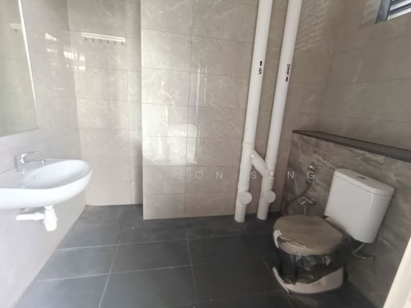 REVV, 1 Corporation Drive, 3,380 sqft, Factory / Workshop (B2) For Sale, by Yap Boon Seng, 500094962 - Bathroom - CommercialGuru.com.sg