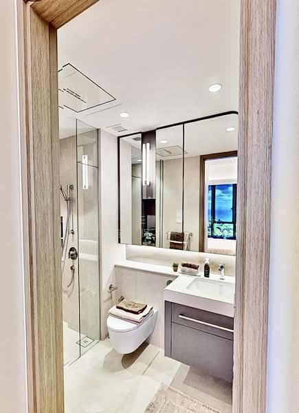 Premium SeaView unit with Exceptional Upside Potential, , 5 Bedrooms, 1,582 sqft, Condominium For Sale, by Julie Soh 苏保历, 500094977 - Bathroom - PropertyGuru.com.sg