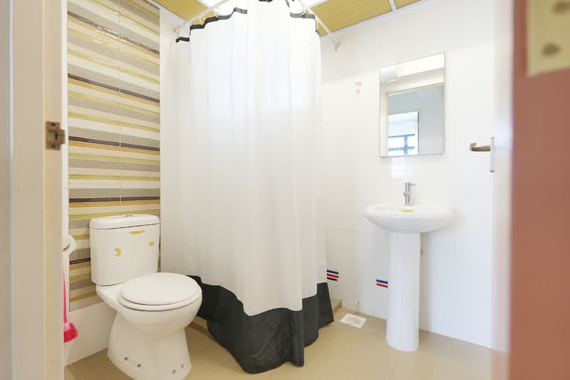472A Fernvale Street, 472A Fernvale Street, 3 Bedrooms, 1,001 sqft, HDB Flat For Rent, by Kevin Chew, 500094996 - Common Bathroom - PropertyGuru.com.sg