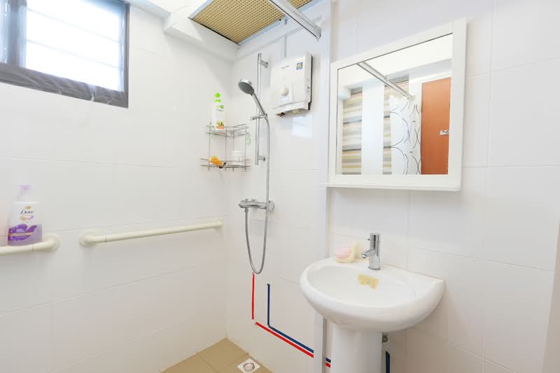 472A Fernvale Street, 472A Fernvale Street, 3 Bedrooms, 1,001 sqft, HDB Flat For Rent, by Kevin Chew, 500094996 - Master Bathroom - PropertyGuru.com.sg