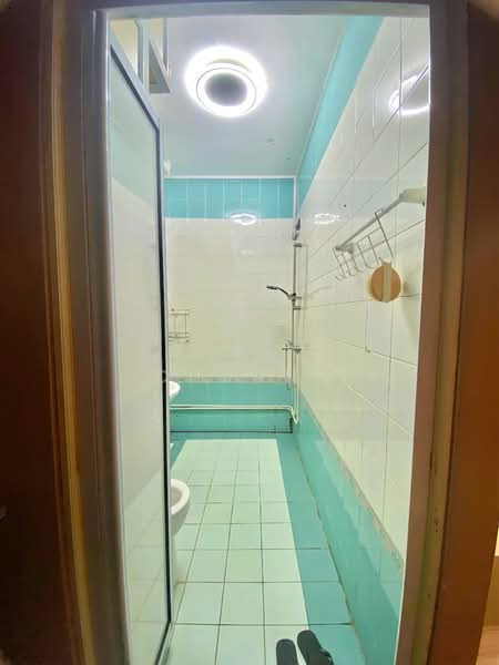 652B Jurong West Street 61 HDB Flat For Sale at S$ 630,000 | PropertyGuru Singapore - Bathroom