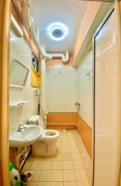 652B Jurong West Street 61 HDB Flat For Sale at S$ 630,000 | PropertyGuru Singapore - Bathroom