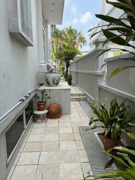 Holland Grove Semi-Detached House For Sale at S$ 4,800,000 | PropertyGuru Singapore - Exterior